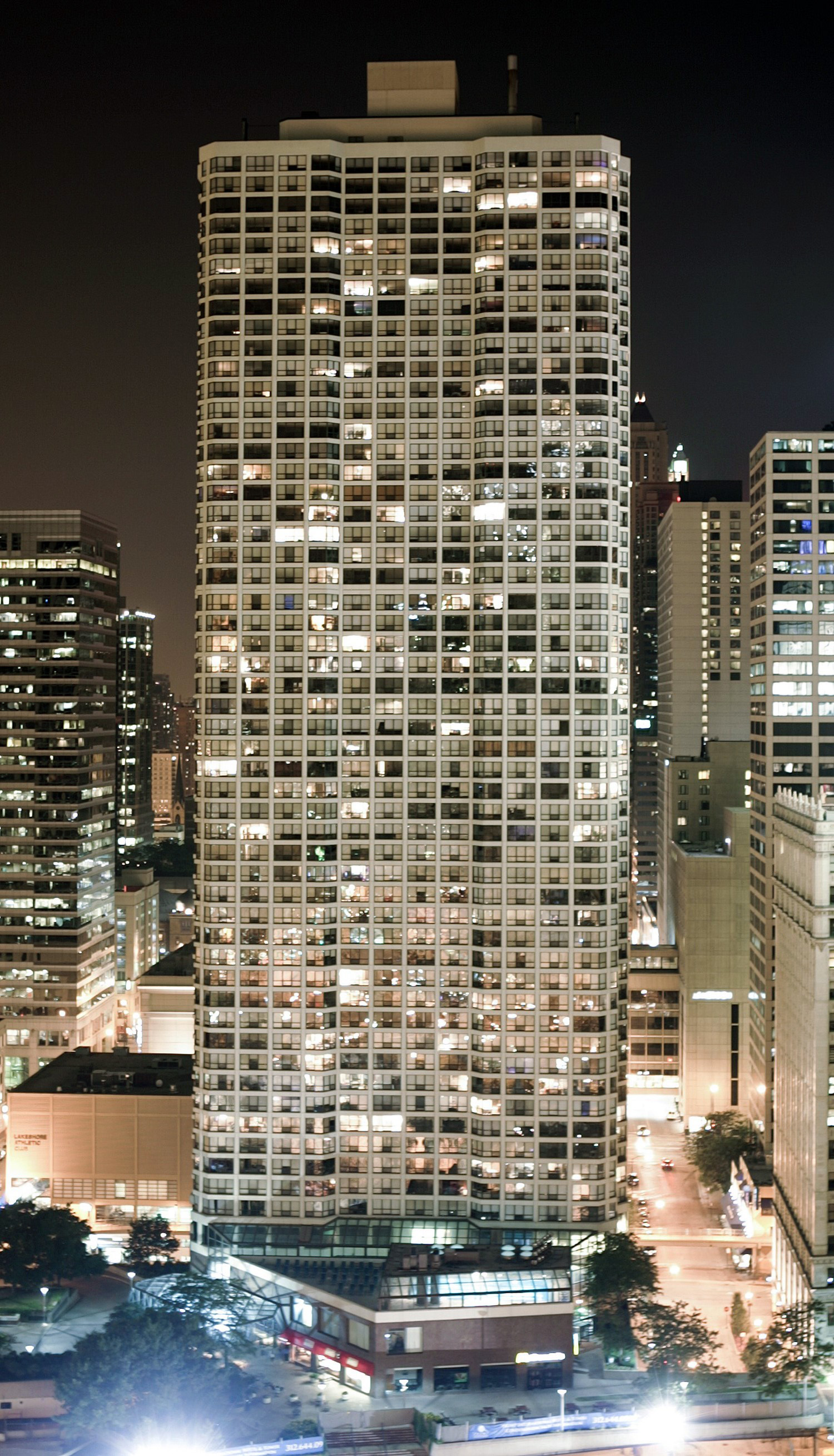 River Plaza, Chicago - Night view from Mather Tower. © Mathias Beinling